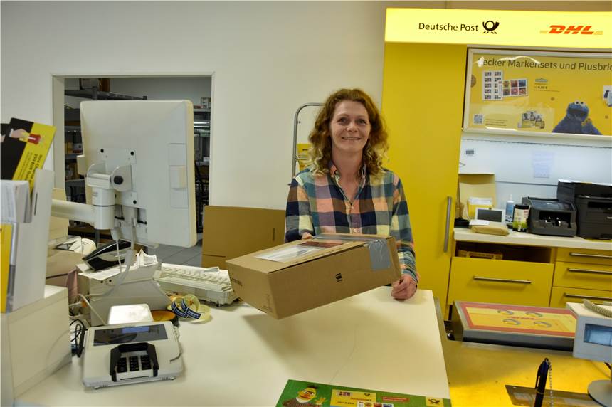 Die Lage bei der Werner Post: Kunden mit Handschuhen, Onlineshopping und Geldabhebungen Christin Robbert arbeitet in der Postfiliale in Werne und gibt nach wie vor Pakete aus.