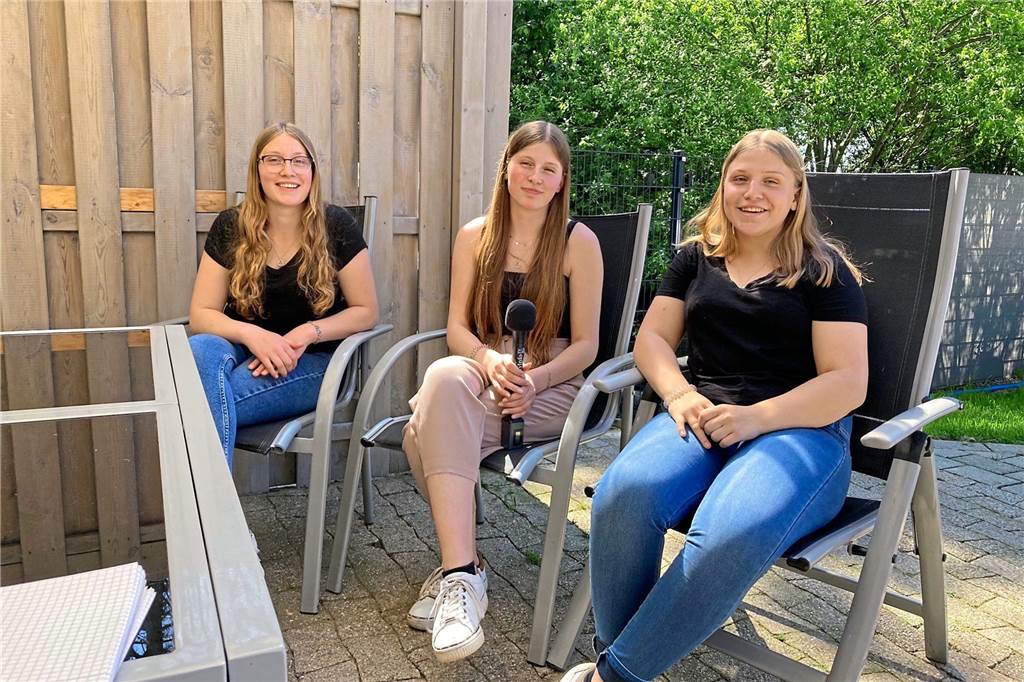 Drillinge aus Dorsten teilen alles - auch die Arbeit auf dem Bauernhof Christin, Sarah und Marie Korte erzählten uns, wie es ist, wenn man von klein auf zusammen alles teilt.