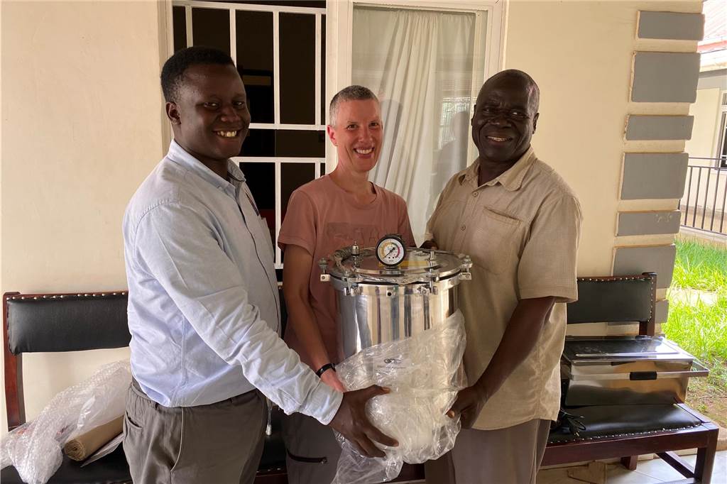 Christina Gawarecki will nach Afrika auswandern: „Mein Herz ist in Uganda“ Christina Gawarecki (M.) präsentiert stolz den Autoklav, den Emmanuel Bulolo (l.) und Dr. Paul vom Shawin Foundation Hospital in Empfang nehmen.