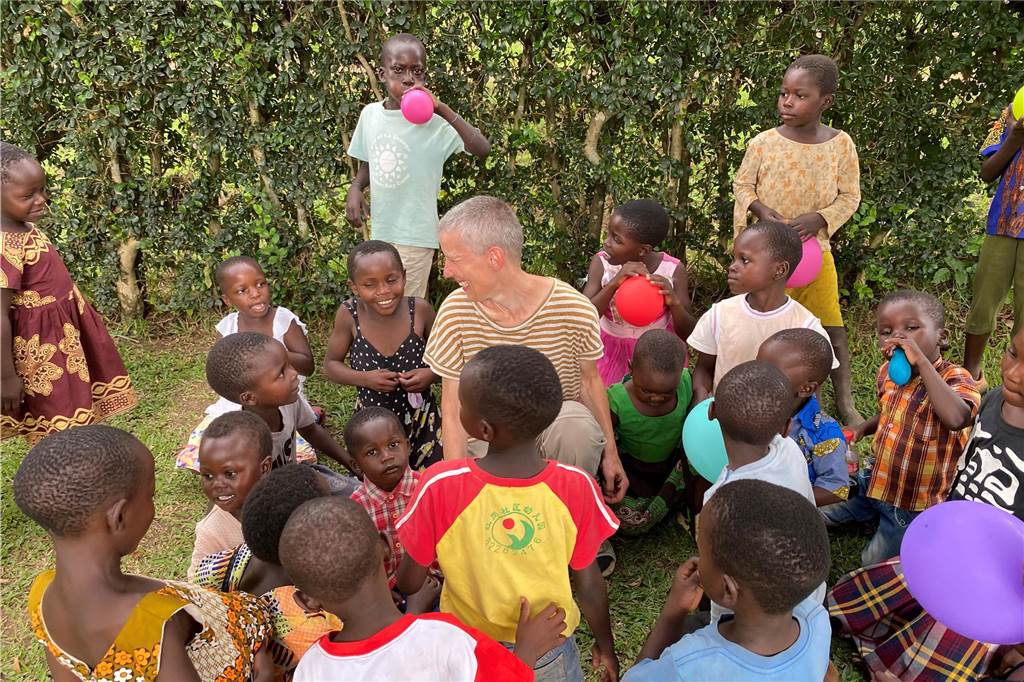 Christina Gawarecki will nach Afrika auswandern: „Mein Herz ist in Uganda“ Christina Gawarecki (r.) verteilte Brote an Straßenkinder.