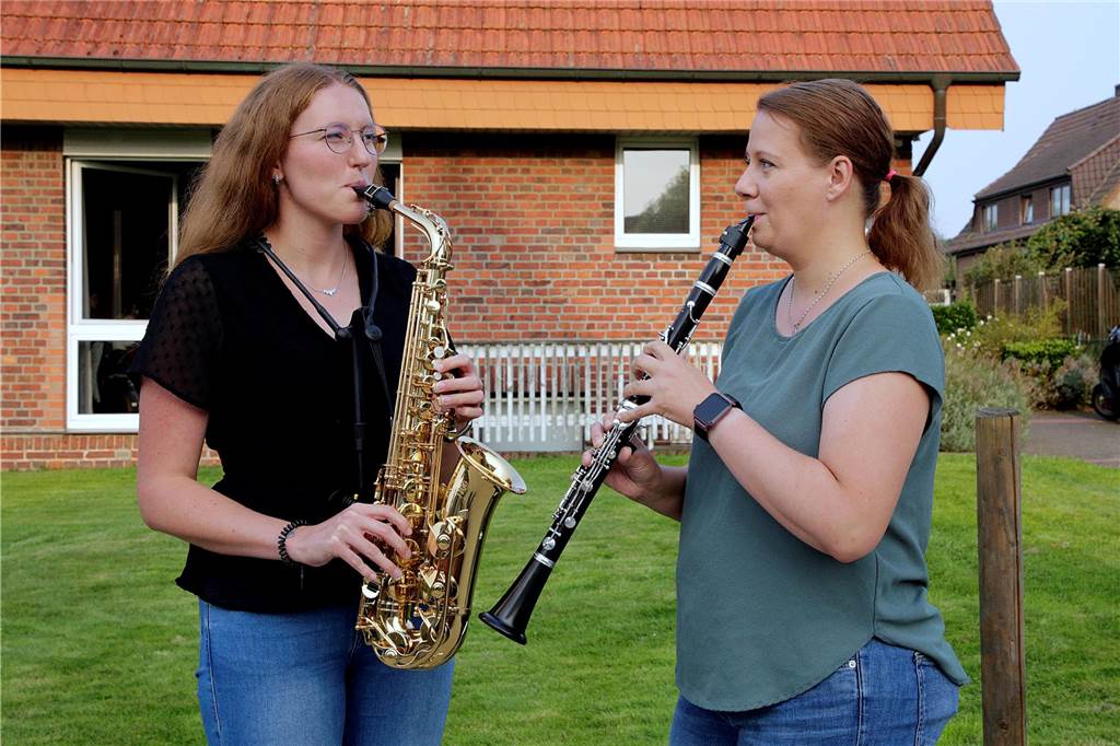 Haltern Sound Orchestra: Lavesumer machen Blasmusik zukunftsfähig Christina Lehmkuhl (Saxophon) und Sonja Schnaible (Klarinette) finden das neue Konzept und die Gemeinschaft beim des Haltern Sound Orchestra gut.