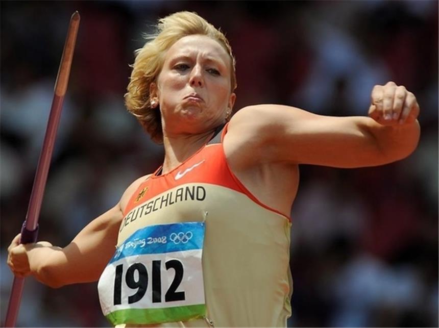 Christina Obergföll demonstriert in der Qualifikation Stärke.