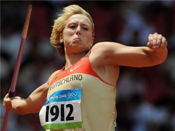 Christina Obergföll demonstriert in der Qualifikation Stärke.