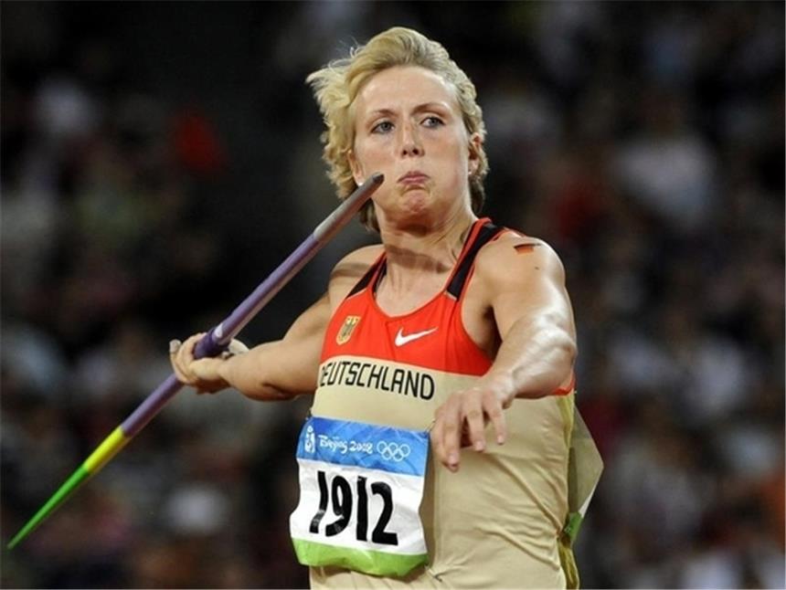 Nur Bronze für Obergföll - Europarekord weg Christina Obergföll setzt mit dem Speer zum Wurf an.