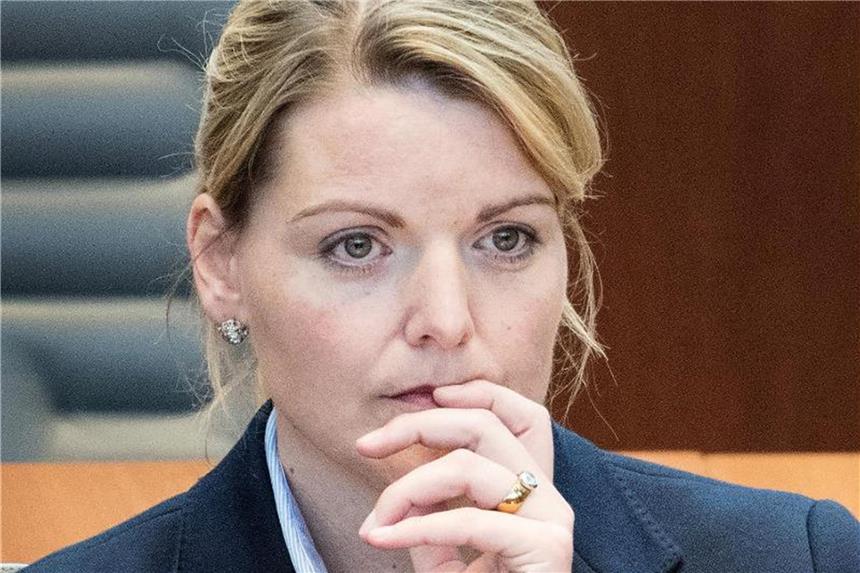 CDU und FDP wollen Schulze Föcking-Ausschuss nicht stoppen Christina Schulze Föcking (CDU), damalige Umwelt- und Agrarministerin in NRW, verfolgt die Debatte im Landtag. Foto: Federico Gambarini/Archiv