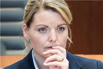 Christina Schulze Föcking (CDU), damalige Umwelt- und Agrarministerin in NRW, verfolgt die Debatte im Landtag. Foto: Federico Gambarini/Archiv