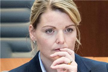 Christina Schulze Föcking (CDU), damalige Umwelt- und Agrarministerin in NRW, verfolgt die Debatte im Landtag. Foto: Federico Gambarini/Archiv