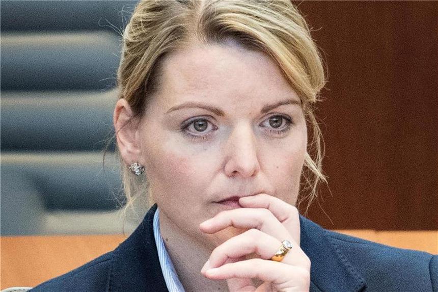 Untersuchungsausschuss zu Causa Schulze Föcking beginnt Christina Schulze Föcking (CDU), damalige Umwelt- und Agrarministerin in NRW, verfolgt die Debatte im Landtag. Foto: Federico Gambarini/Archiv