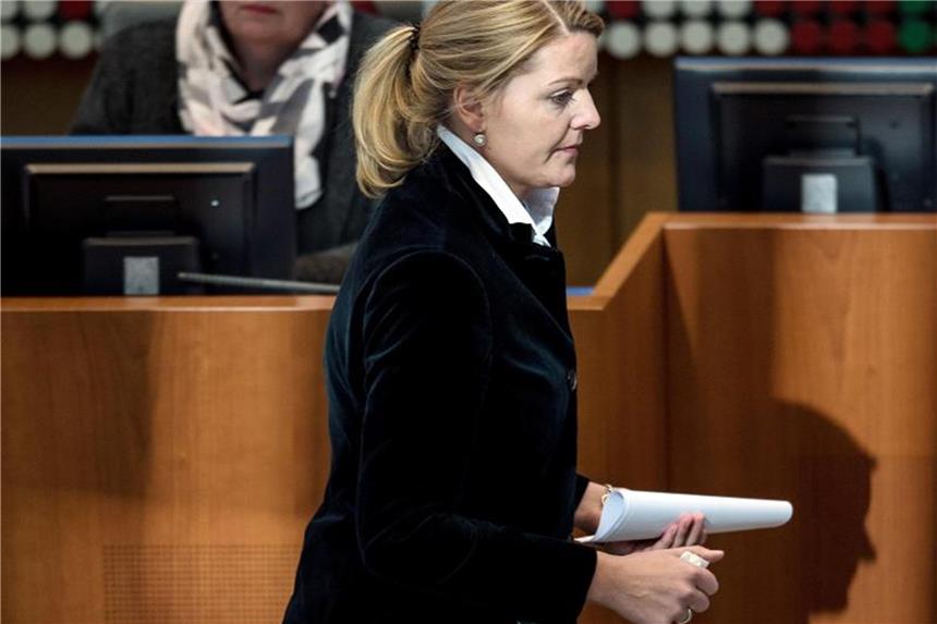 U-Ausschuss zu Hacker-Affäre Schulze Föcking hat begonnen Christina Schulze Föcking (CDU) geht im Landtag zum Rednerpult. Foto: Federico Gambarini/Archiv