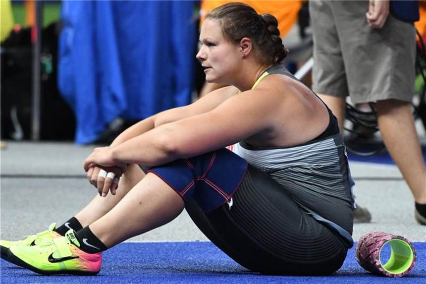Frust-Bier für Schwanitz nach EM-Silber Christina Schwanitz war nach dem verpassten Gold frustriert. Foto: Bernd Thissen