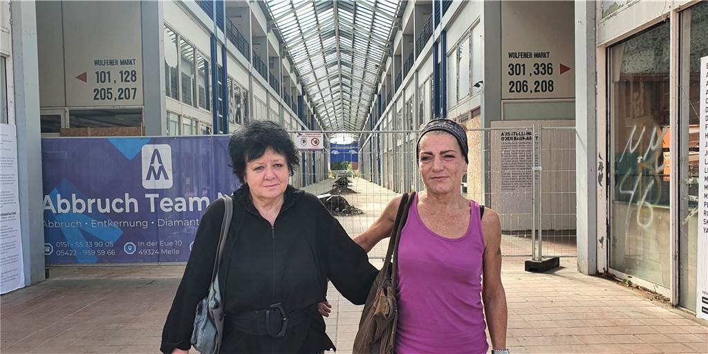 Wulfener Markt vor Abriss: Tanja Wedmann sorgt sich um die Tauben Christine Brettkuhn und Tanja Wedmann (von links) stehen vor dem Eingang am Wulfener Markt.