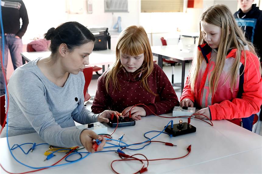 Hauptschule setzt zahlreiche Schwerpunkte der Berufsorientierung und Vorbereitung Christine Heming zeigt Vanessa (r.) und Angelina wie elektrische Schaltungen aufgebaut sind.