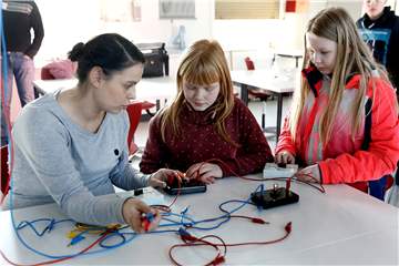 Christine Heming zeigt Vanessa (r.) und Angelina wie elektrische Schaltungen aufgebaut sind.