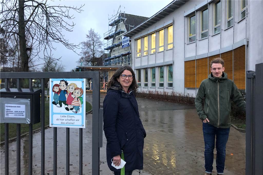 Sturmtief Ylenia und seine Folgen in Selm: Schulen dicht, Züge fahren nicht Christine Jücker, Leiterin der Overbergschule, und Sozialpädagoge Eric Schäfers standen morgens bereit, um Schüler und Eltern, die eventuell nicht mitbekommen hatten., dass der Präsenzunterricht ausfallen würde, abzufangen.
