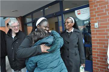 Christine Mwape und Regina Makumba (r.) haben sich die Caritas-Werkstatt in Nordkirchen angesehen.