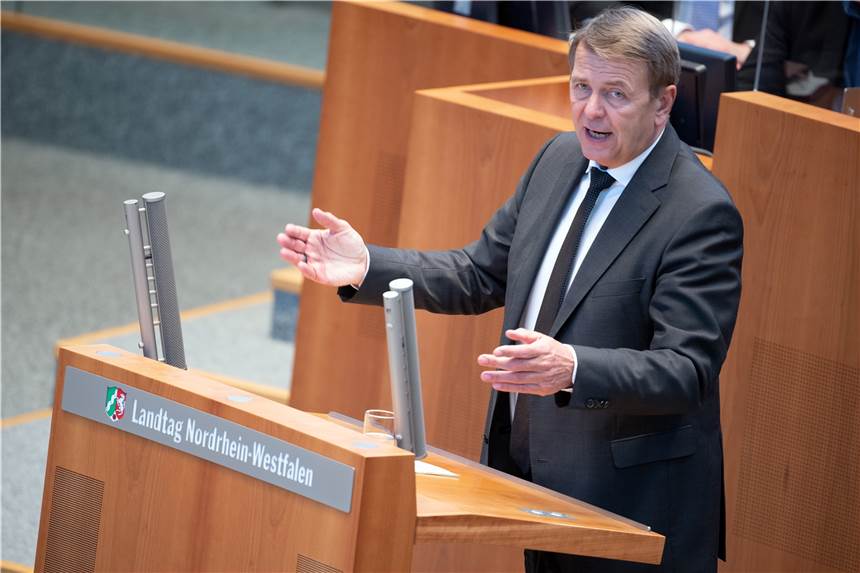 FDP-Fraktionschef Rasche schlägt Zeitplan für Corona-Lockerungen vor Christof Rasche, FDP-Fraktionsvorsitzender, spricht im Plenum des Landtages. In einer Sondersitzung debattiert der nordrhein-westfälische Landtag die Maßnahmen des neuen Corona-Lockdowns.