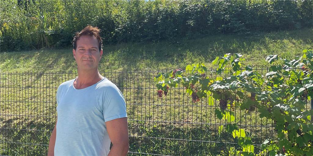 Ärger um Baugebiet in Castrop-Rauxel: „Von Intimsphäre kann keine Rede sein“ Der Dingener Christofer Knöper steht in seinem Garten.