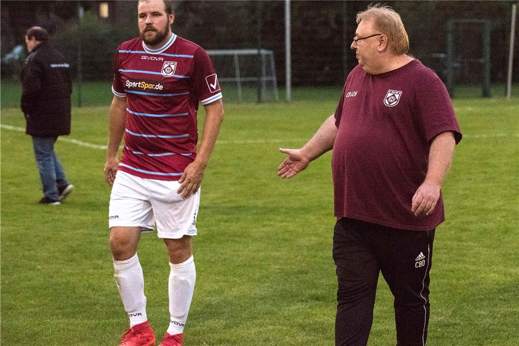 Christoph Bafs-Dudzik über seine Verlängerung: Hullern ist das „Paradies“ Christoph Bafs-Dudzik (r.) und Marco Masannek (l.) leiten das Training beim SV Hullern gemeinsam.