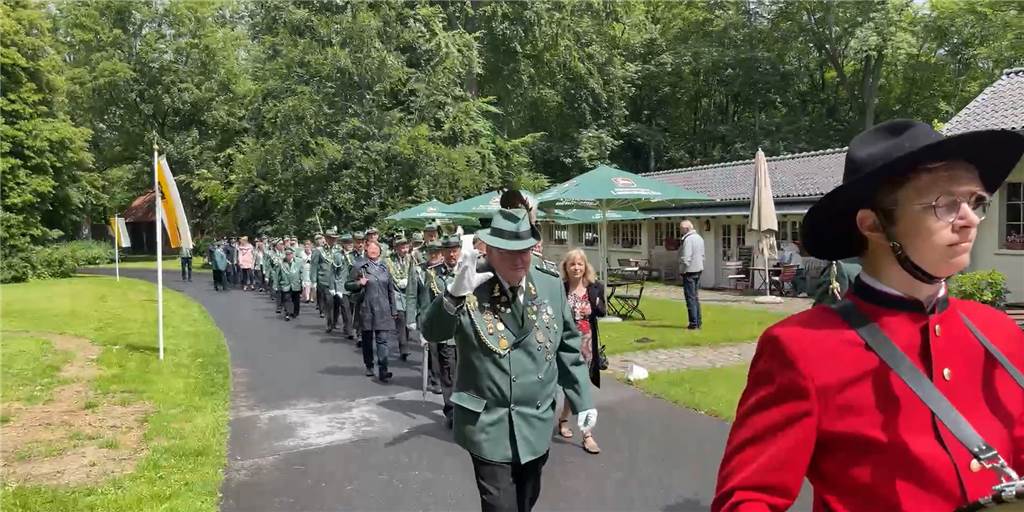 Cappenberg feiert 900-Jähriges mit Gast aus Rom und zwei Überraschungen Christoph Böcker von den Cappenberger Schützen (2. v. r.) hat den Festumzug über das Schlossgelände organisiert. Hier geht es vorbei an dem Café Kegelbahn.
