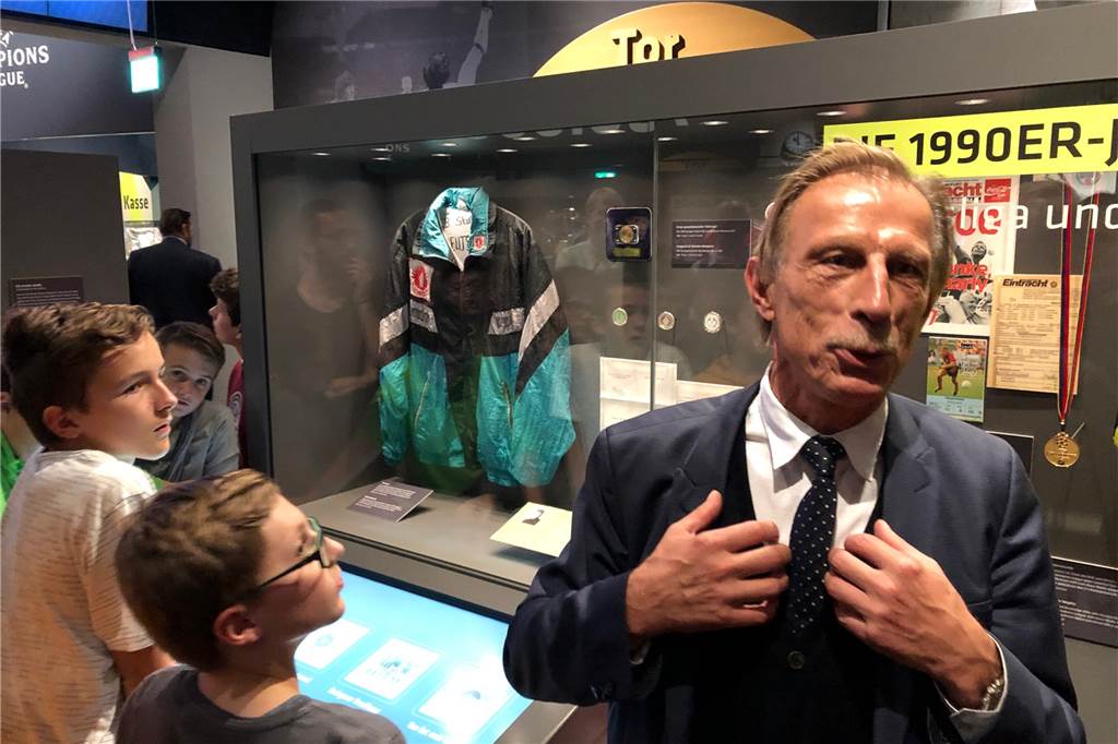 Warum Christoph Daum die Regensburger Domspatzen durch das Deutsche Fußballmuseum führte Christoph Daum vor seiner Meister-Trainingsjacke von 1992. Sie brachte ihm 16 Jahre später Glück – und beeinflusste damit über drei Ecken Jürgen Klopps Entscheidung, zum BVB zu wechseln.