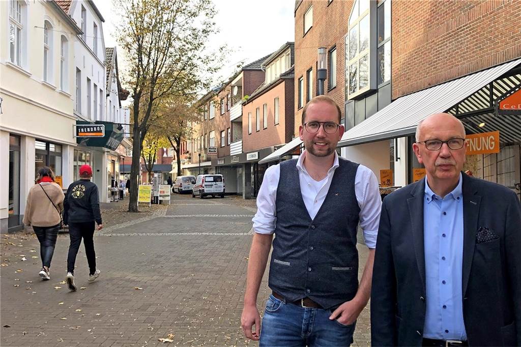 Problem nicht verkaufte Kleidung: Im Modehaus Demes bleiben nicht zu viele Textilien übrig Christoph Demes betreibt mit seinem Vater Christoph Demes einige Modehäuser in der Region.
