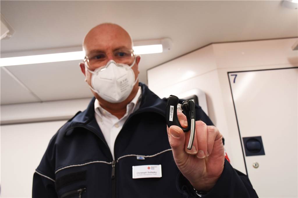 Christoph Gottszky, Leiter der Rettungswache Vreden, zeigt das Headset, mit dem die Sanitäter mit dem Telenotarzt kommunizieren.