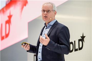 Christoph Grote, Leiter des Bereichs Forschung, Neue Technologien und Innovationen in der BMW Group, spricht auf der Innovationskonferenz Digital-Life-Design (DLD) in München. Foto: Matthias Balk