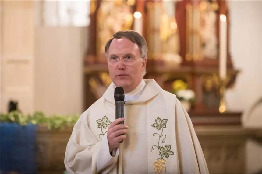 Gundermann gelandet: Gemeinden feiern erste Gottesdienste mit neuem Pfarrer Christoph Gundermann, gebürtiger Lüner, war zuletzt Pfarrer von zwölf Gemeinden im Sauerland. Nun kommt er nach Castrop-Rauxel an die Spitze einer Pfarrei mit sechs Gemeinden.