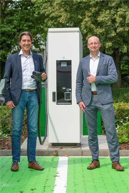 Christoph Haumann vom Autohaus Trompeter und Daniel Leven von der Firma Compleo eröffnen die neue Schnellladesäule. 