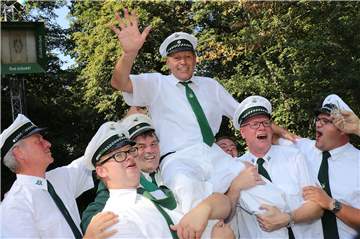 Christoph Heitkamp lässt sich nach dem Königsschuss auf die Schultern nehmen.