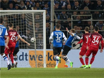 Christoph Hemelein (3.v.r) bringt Arminia Bielefeld mit 1:0 in Führung. Foto: Friso Gentsch