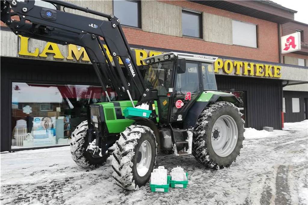 Ein Trecker steht vor der Lambertus Apotheke.