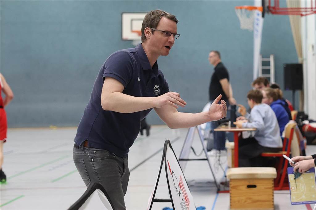 LippeBaskets Werne treffen im Duell der Gegensätze auf Marler BC Christoph Henke gestikuliert am Seitenrand.