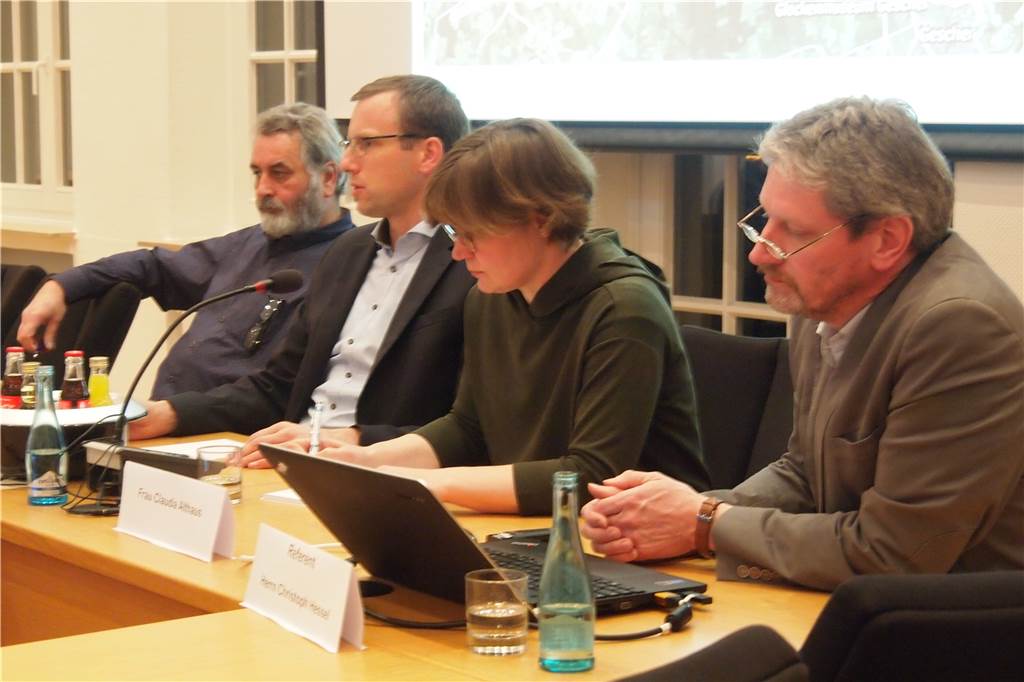 Neues Konzept für Wirtschaftswege in Stadtlohn Christoph Hessel (r.) stellte zusammen mit Claudia Althaus (m) und Mathias Pennekamp (l.) von der Verwaltung das Soll-Konzept der Wirtschaftswege vor.
