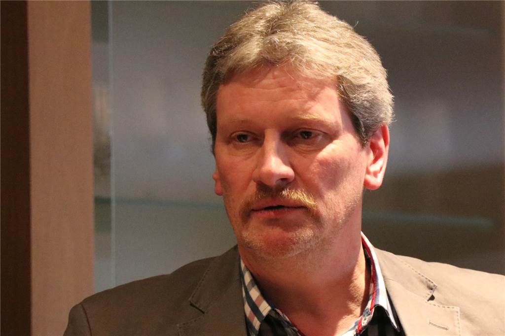 Bauern wünschen mehr Flexibilität, freuen sich an Demonstrationen und fürchten Trockenheit Christoph Hessel von der Landwirtschaftskammer Coesfeld erklärte den Landwirten, warum die Kartierung auch privater Wege für das Verkehrswege-Konzept wichtig ist.