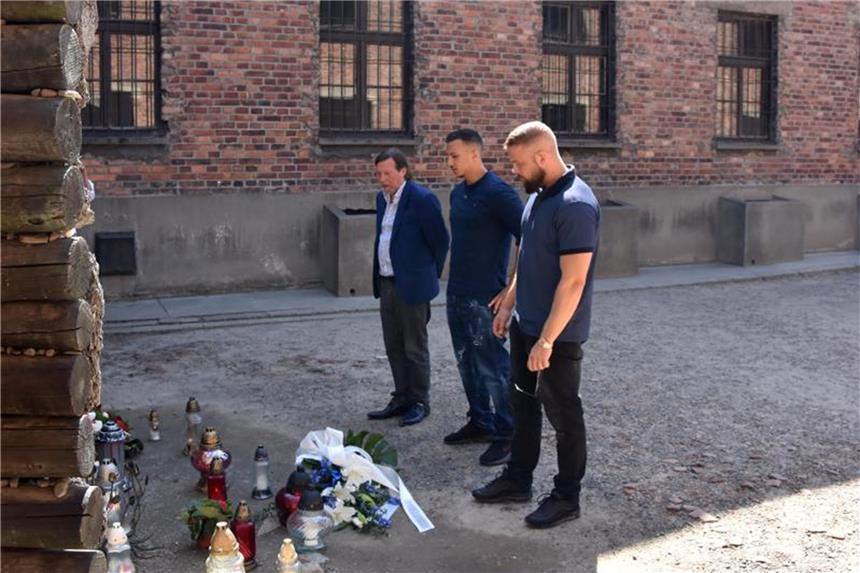 Rapper Kollegah und Farid Bang in KZ-Gedenkstätte Christoph Heubner (l-r), Vizepräsident des Internationalen Auschwitz Komitees, und die Rapper Farid Bang und Kollegah an der Todeswand in der KZ-Gedenkstätte Auschwitz. Foto: Bernd Oertwig/Iak/Internationales Auschwitz Komitee