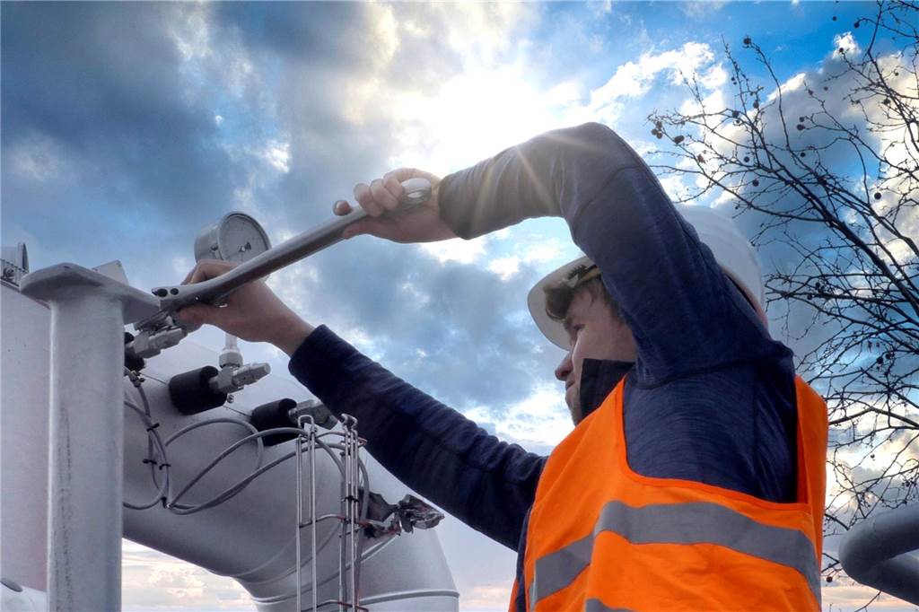 Firma AKM macht aus Wärme Kälte: Umweltfreundliches Verfahren Christoph Heyse, hier bei der Installation einer Anlage, ist zweiter Geschäftsführer der AKM GmbH.