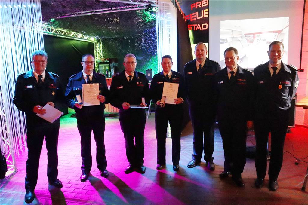 Freiwillige Feuerwehr Werne feiert beim Kameradschaftsabend Christoph Hölscher, Stefan Blaurock, Michael Böckenholt, Bele Pohlmann, Sven Schubert, Thomas Temmann und Tobias Tenk (v.l.).