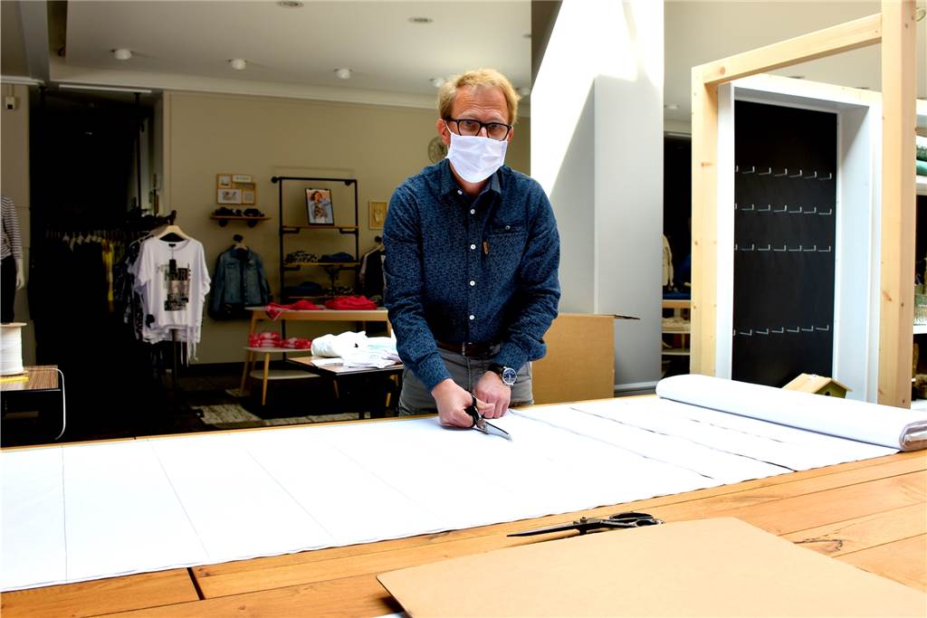 Schutzmasken statt Festtagsmode: Modehaus Hollad kämpft um die Zukunft Christoph Hollad hofft, dass er wenigstens Anfang Mai wieder öffnen kann. "Ich habe 47 Mitarbeiter. Die brauchen Arbeit", sagt er. So lange will er Schutzmasken produzieren und zumindest den sechs Schneiderinnen und einem Schneider genug Arbeit verschaffen.
