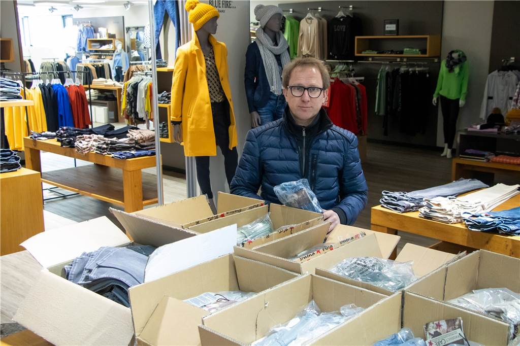 Einzelhandelsbeschränkungen gelten wieder – jetzt auch in Buchhandlung Christoph Hollad vom gleichnamigen Modehaus in Südlohn will nach dem OVG-Urteil nicht mehr Leute ins Geschäft lassen als bisher. Er wartet die Entscheidungen der Bund-Länder-Runde am Abend ab und will nicht vorher durch neue Öffnungsmodalitäten für noch mehr Durcheinander sorgen.