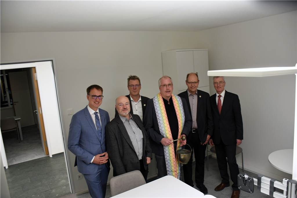 Vredener Rathaus hat jetzt 26 Büros mehr – Anbau ist fertig, die Baustelle aber bleibt Christoph Holtwisch, Klaus Noack, Joachim Hartmann, Christoph Theberath, Jürgen Buckting und Bernd Kemper haben den Rathaus-Anbau offiziell eingeweiht.
