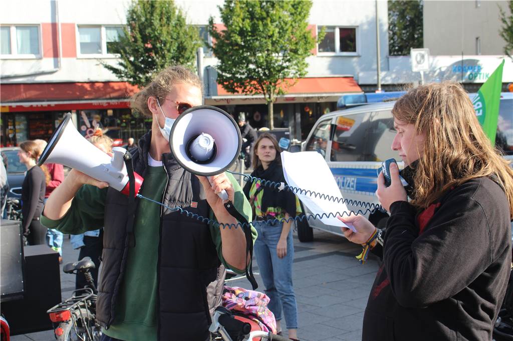 150 Radler rollten durch Dortmunder Westen zum globalen Klimastreik Christoph Ising erklärte vor Tourbeginn die Corona-Regeln.