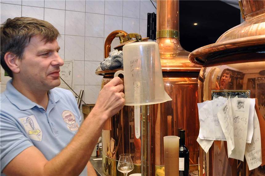 Spezialbier für das Ende des Corona-Lockdowns im Brauhaus Rütershoff Christoph Kirchhelle an einem der Sudbehälter des Brauhauses.