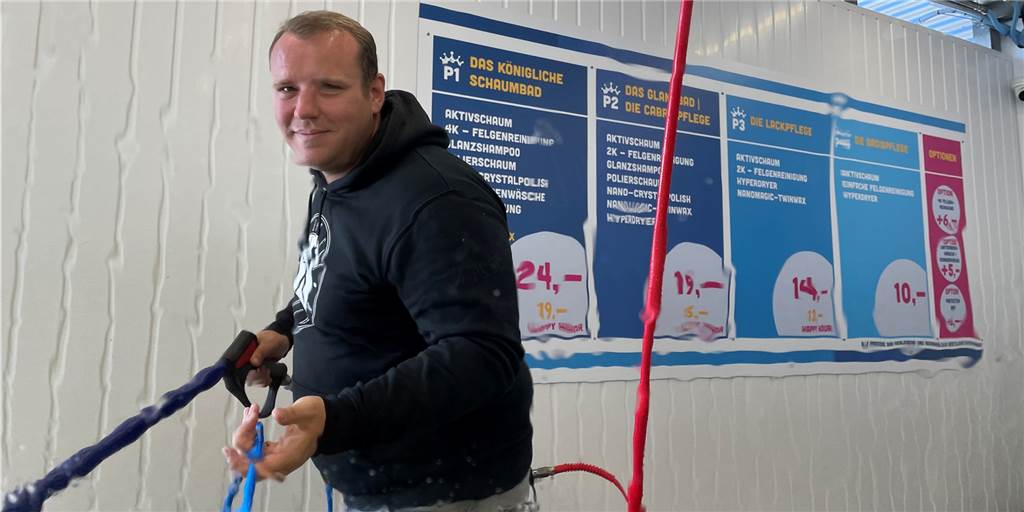 Christoph Köper hat eine alte Waschstraße an der Provinzialstraße modernisiert und lockt mit vier verschiedenen Waschprogrammen sowie einer Happy Hour. 