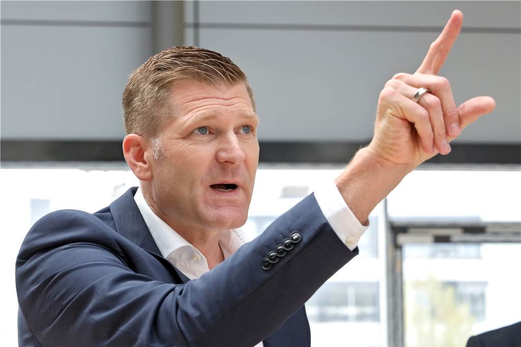 Porsche baut Auto-Tempel am Flughafen, der weltweit Vorbild sein soll Christoph Kösters, Geschäftsführer der Hülpert Lifestyle Holding, erläutert die Pläne für das neue Porsche Zentrum Dortmund