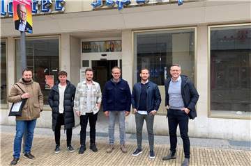 Christoph Krafczyk (von links), Philipp Risthaus, Dominik Königshausen, Johannes Breuer, Dursun Gömek und Guido Forsthövel vor der ehemaligen Kloster-Apotheke, wo der Laden "Barista & Uomo" entsteht.