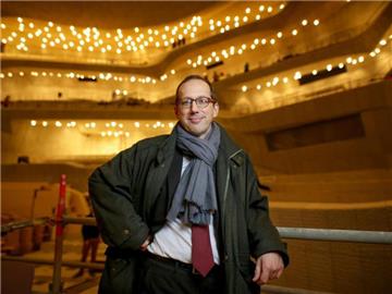 Christoph Lieben-Seutter im großen Saal der Elbphilharmonie. Foto: Axel Heimken