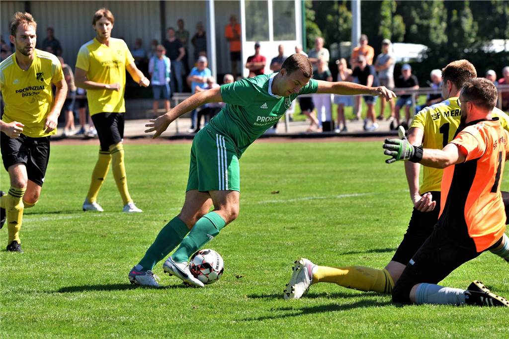 „Ganz schwierige Entscheidung“: TSV Raesfeld droht der Ausfall eines Leistungsträgers Christoph Platzek am Ball