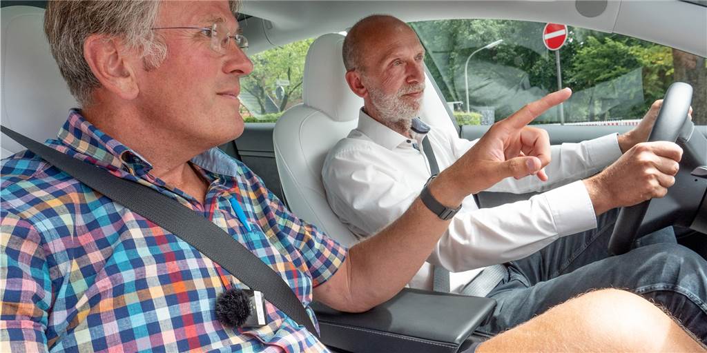 Regeln im Straßenverkehr: Fahrlehrer Christoph Polarczyk testet unsere Redaktion Christoph Polarczyk, Fahrlehrer aus Waltrop, sitzt mit Joachim Schmidt, Redaktionsleiter Ostvest im Medienhaus Bauer, in einem Auto.