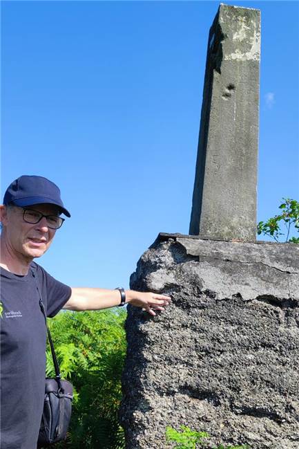 Christoph Rückriem neben einem Grenzstein